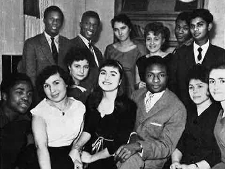 «Sowjetische Studentinnen mit Michel Ayih und seinen Freunden» Ayih, Michel: Ein Afrikaner in Moskau. Köln 1961.