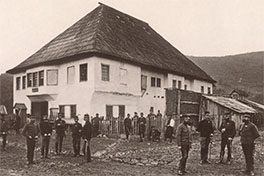 Österreichisch-ungarisches Militär vor dem Ploča-Han, in der Nähe von Sarajevo