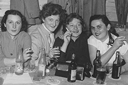 Italienerinnen im Ausgang um 1954