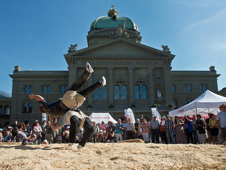 Das Land in der Stadt: Schauschwingen auf dem Bundesplatz an der Berner Sichlete.