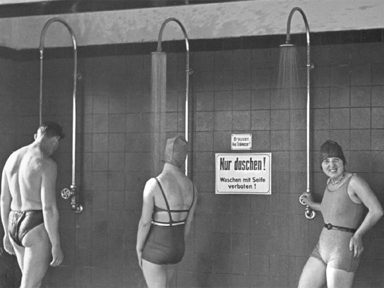 Öffentlische Duschen 1932